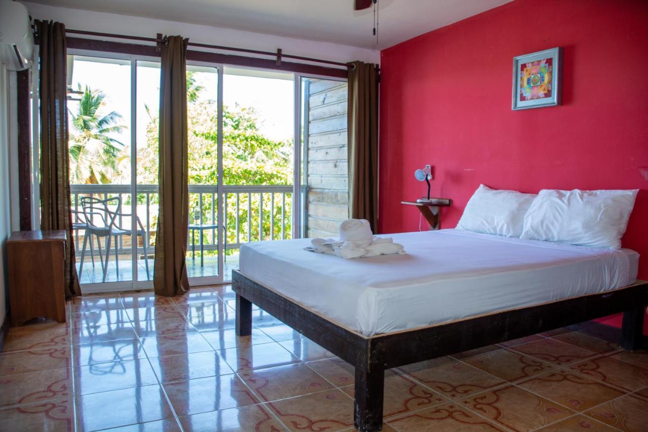 Hotel Los Balcones Over Seas โบกัสทาวน์ ภายนอก รูปภาพ