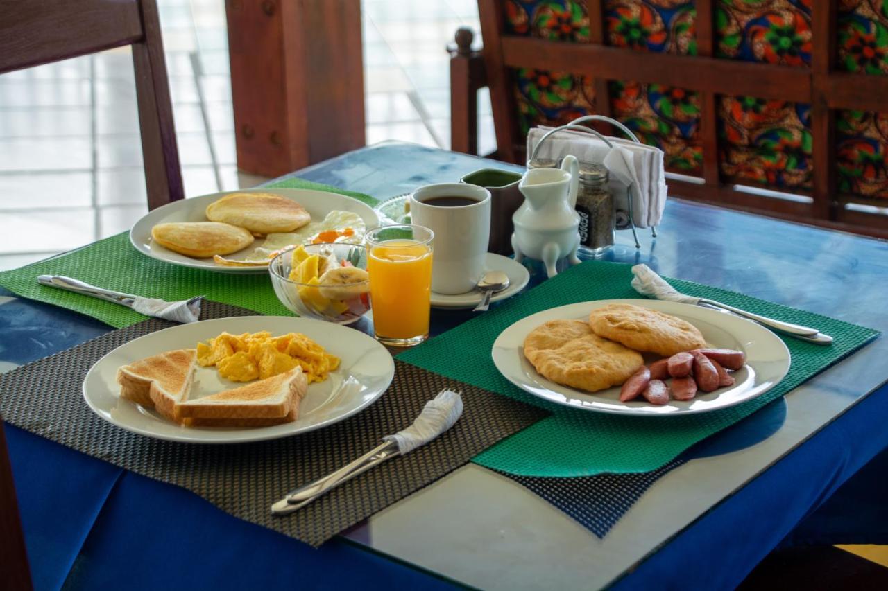 Hotel Los Balcones Over Seas โบกัสทาวน์ ภายนอก รูปภาพ