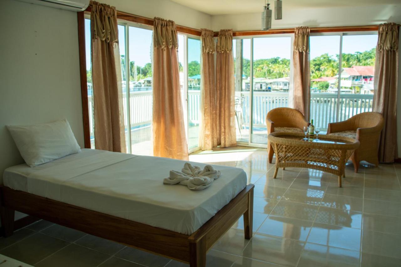 Hotel Los Balcones Over Seas โบกัสทาวน์ ภายนอก รูปภาพ