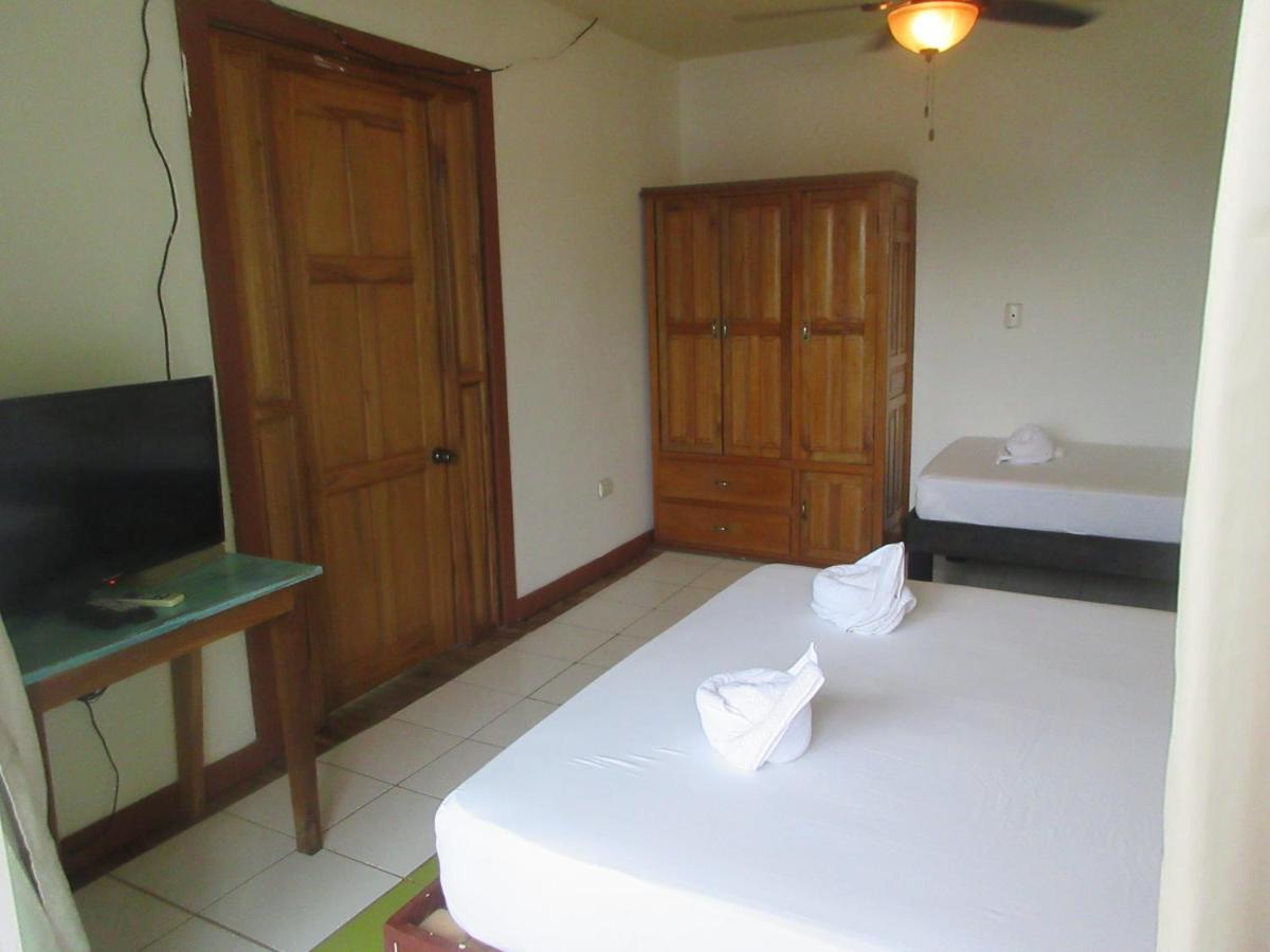 Hotel Los Balcones Over Seas โบกัสทาวน์ ภายนอก รูปภาพ