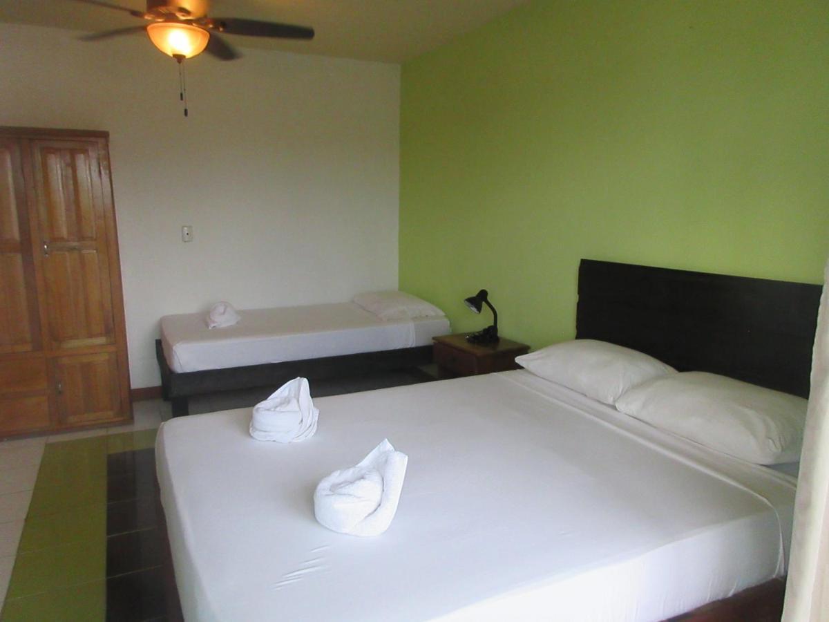 Hotel Los Balcones Over Seas โบกัสทาวน์ ภายนอก รูปภาพ